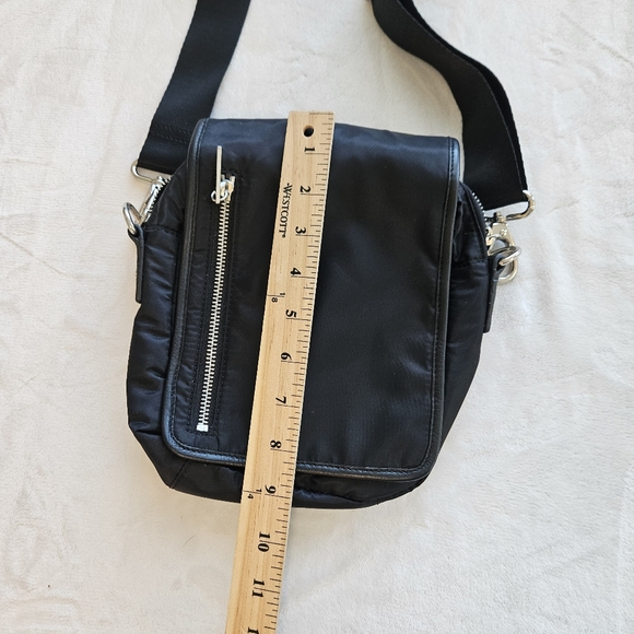 Levenger Adventure Black Utility Multi Pocket Crossbody Bag Messenger Travel - Picture 9 of 9